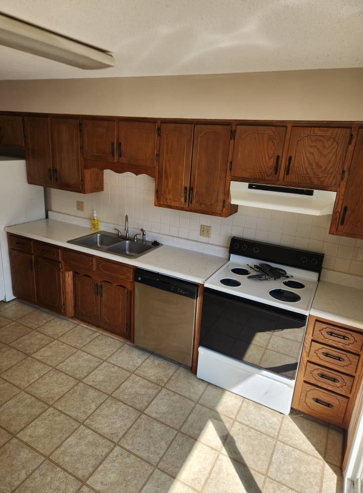 307 S 2nd St Clinton Mo Apt 1 16.jpg
